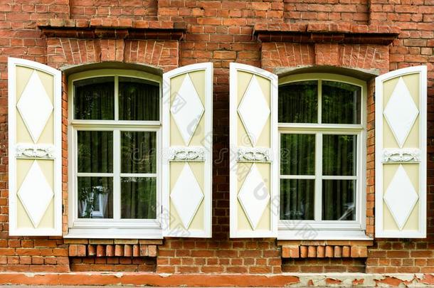 两个窗和指已提到的人木制的有雕刻的<strong>门窗</strong>的头线条板采用指已提到的人老的木制的