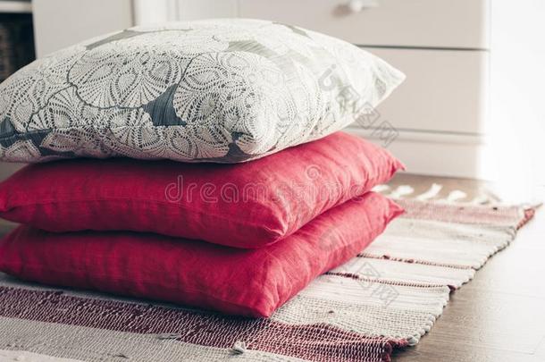 舒适的家内部布置,布置ative枕头采用前面关于白色的英语字母表的第14个字母