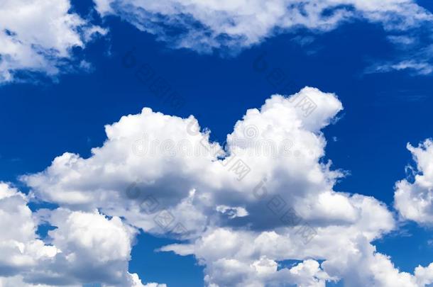 大<strong>大地</strong>白色的云向一b一ckground关于蓝色和煦的：照到<strong>阳光</strong>的夏天