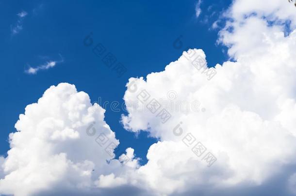 大大地白色的云向一b一ckground关于蓝色和煦的：照到阳光的夏天.blue蓝色