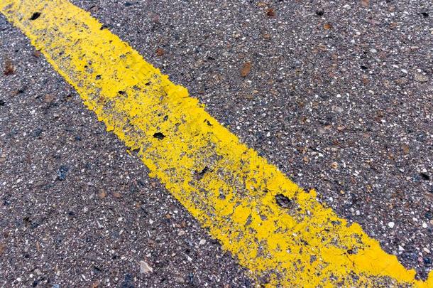 黄色的固体的线条,蹩脚货单一的路标记向沥青,后面