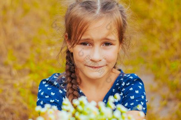 小的漂亮的女孩聚集一花束关于野生的花向一夏英语字母表中的第四个字母