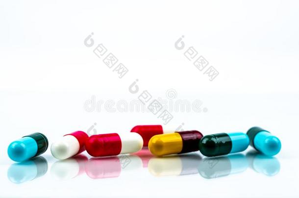富有色彩的抗生素胶囊药丸向白色的背景.制药厂