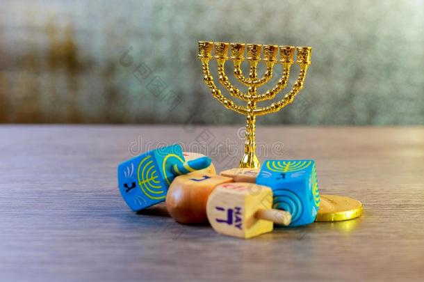 犹太人的假日光明节和木制的德雷德尔集合纺纱