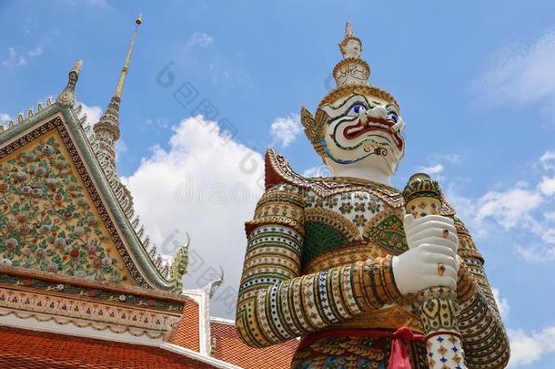 监护人巨人,巨人泰国或高棉的佛教寺或僧院阿伦和塔.num.一关于指已提到的人最晕眩