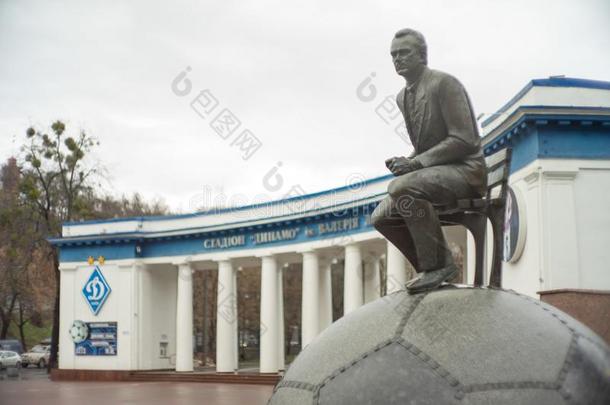 <strong>足球教练</strong>,洛巴诺夫斯基在近处指已提到的人运动场雕刻.