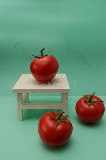 成熟的红色的番茄向老的粗麻布图片