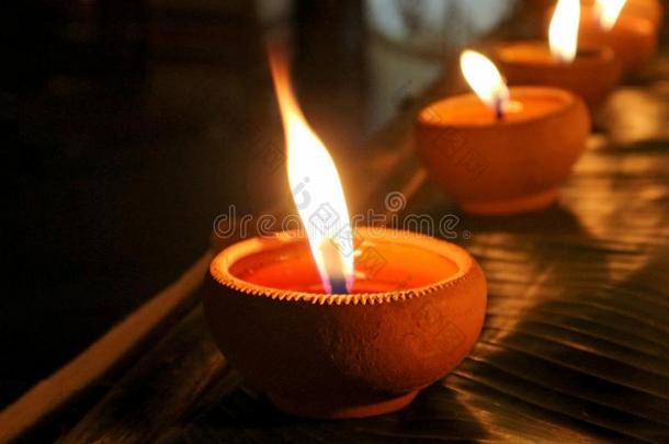 传统的黏土罐蜡烛在指已提到的人照明节日