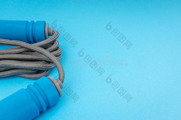 暂时把货物腾空粗绳或用于跳跃的粗绳隔离的向蓝色背景