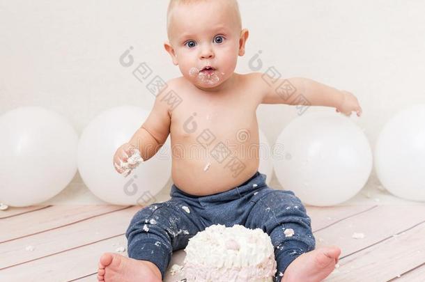 num.一年婴儿生日社交聚会.婴儿吃生日蛋糕.白种人