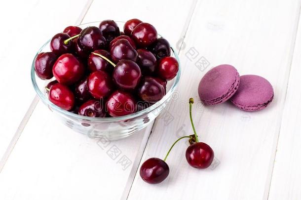成熟的col.紫红色樱桃采用碗向表