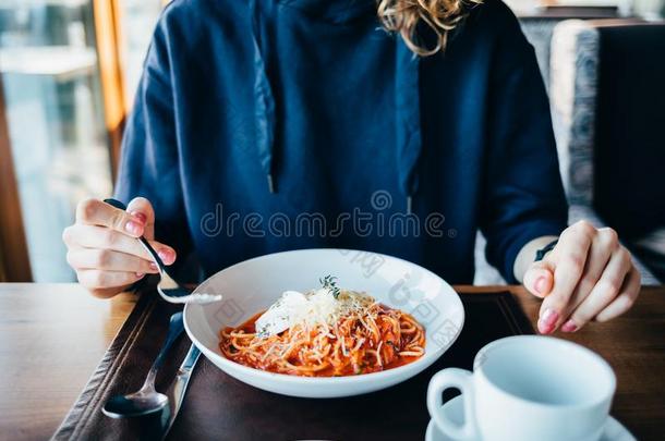 盘子关于美食家意大利面条和番茄调味汁