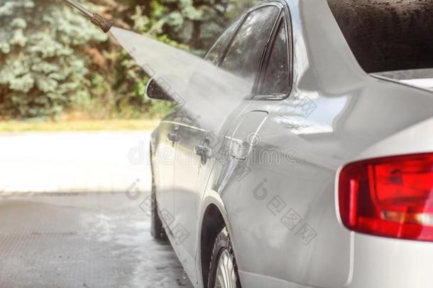 面关于银汽车洗过的采用自己服务汽车wash,喷嘴水喷
