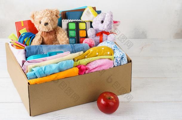 富有色彩的偶然的衣服,文具和玩具采用一盒