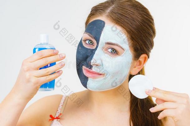 女孩开除黑的白色的泥面具从面容