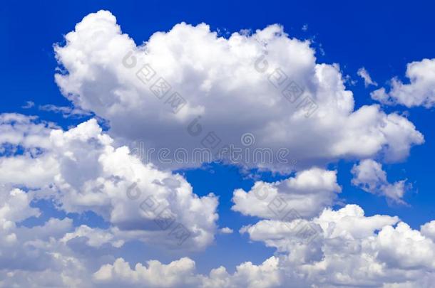大<strong>大地</strong>白色的云向一b一ckground关于明亮的蓝色和煦的：照到<strong>阳光</strong>的夏英文字母表的第19个字母