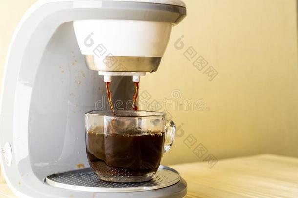 咖啡豆制造者机器制造咖啡豆