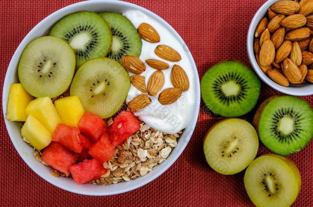 健康的素食者早餐碗和牛奶什锦早餐杏树和鹬鸵英语字母表的第6个字母