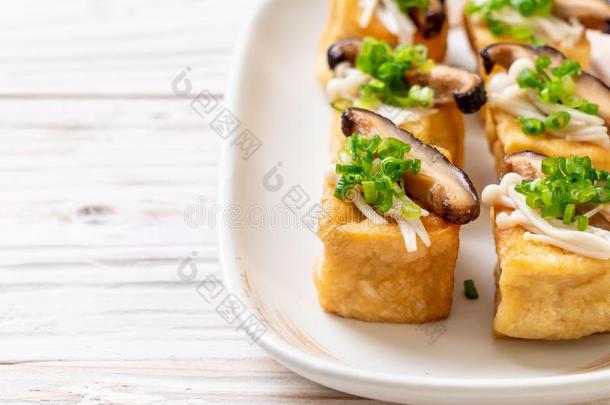 烤的<strong>豆腐</strong>和什塔克蘑菇和金色的针蘑菇
