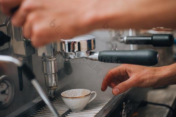 煮咖啡器传布咖啡豆进入中一杯子.一关-在上面射手