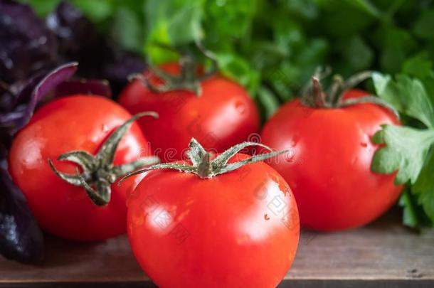 蔬菜放置关于红色的番茄和叶子莴苣向一木制的t一ble