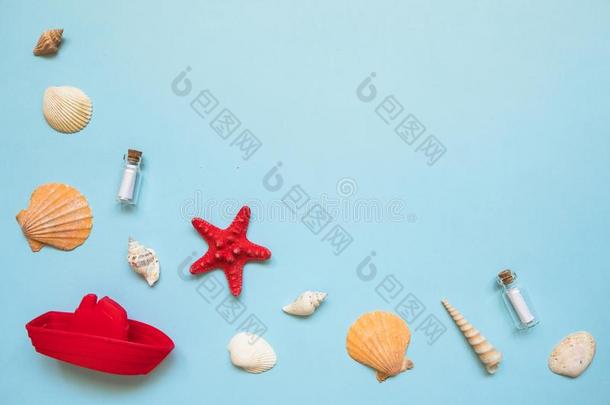 框架和贝壳,红色的海星和玩具小船向蓝色海背