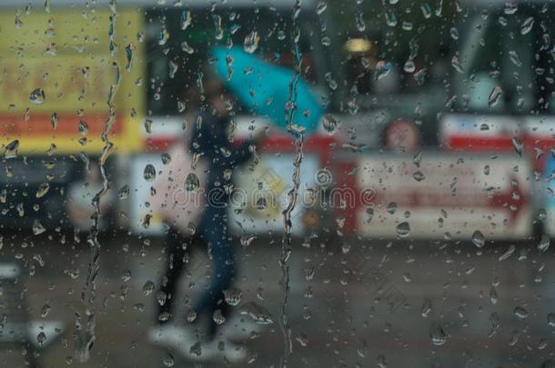 雨和人和雨伞