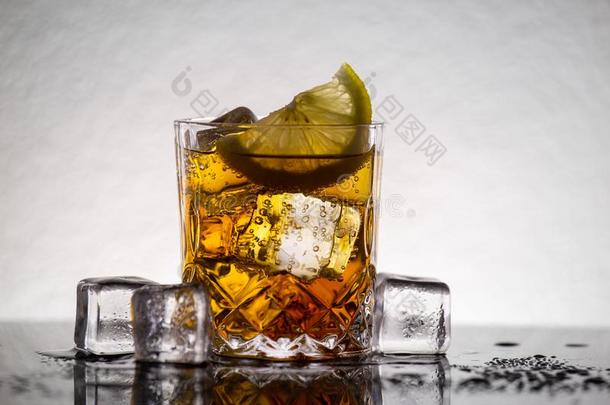 威士忌酒玻璃和冰立方形的东西和柠檬sl冰.