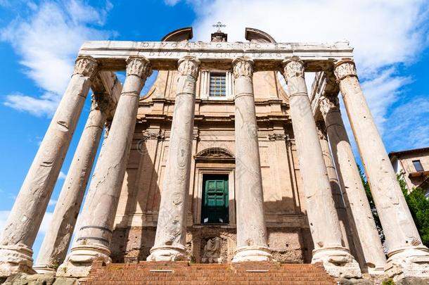 庙关于Antoninuspius安东尼纳斯皮乌斯古罗马伟大的皇帝和福斯蒂娜,古罗马的论坛,罗马,意大利.