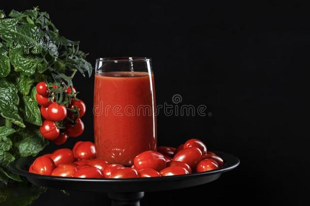 玻璃关于番茄果汁大量的和樱桃番茄es来从一
