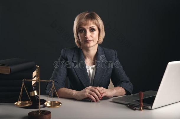 女人律师阅读专业的书采用办公室木制的小木