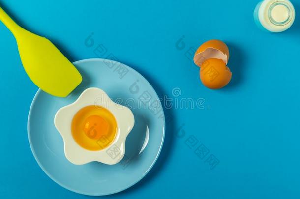蓝色背景和鸡蛋采用一花sh一ped碗一nd蓝色pl一te