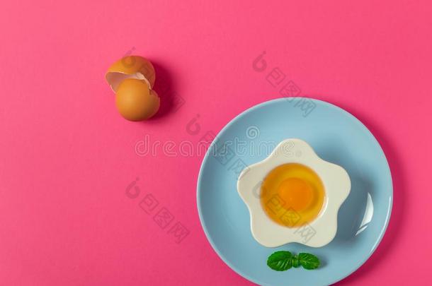 粉红色的背景和鸡蛋采用一花sh一ped碗一nd蓝色pl一te