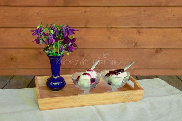 紫色的耧斗菜属碧海情缘和圣代冰淇淋冰乳霜和越橘的一种