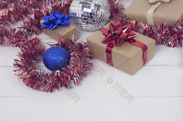 幸福的新的年2020圣诞节期.赠品盒和圣诞节树
