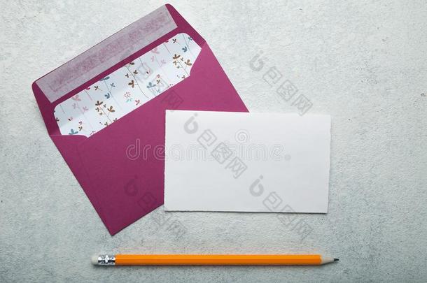 紫色的信封和邮件邀请向指已提到的人婚礼向一白色的英语字母表的第2个字母