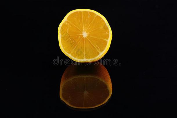 照片关于被照明的柠檬和反映向黑暗的背景