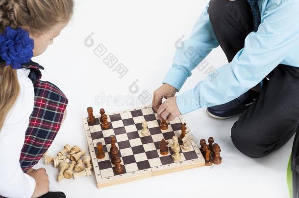 关在上面看法在棋板和结局游戏,男孩和女孩比赛