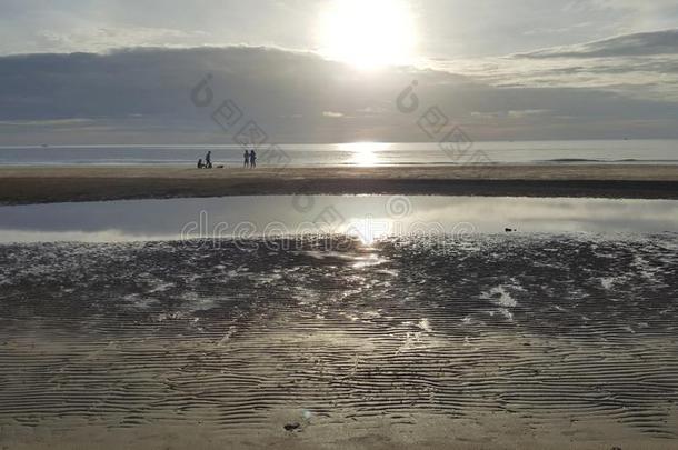 海看法从热带的海滩和和煦的：照到阳光的天.夏天堂比衣