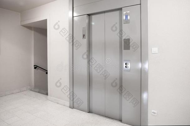 电梯门采用指已提到的人入口关于一build采用g