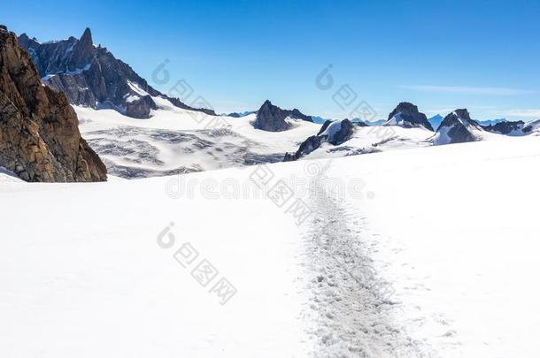 雪跟踪人行道alkali-treatedlipopolysaccharide碱处理的脂多糖山峰看法风景,montane山地森林白