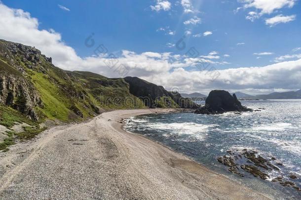 多石头的海滩采用爱尔兰