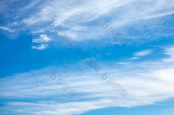 卷层云云向蓝色和煦的：照到阳光的天