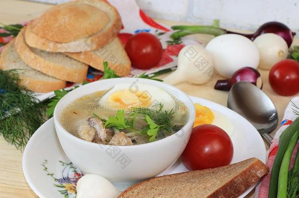 传统的俄国的<strong>汤</strong>和鸡蛋和面包向一木制的t一ble.英语字母表中的第四个字母
