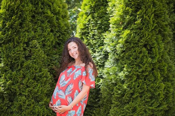 怀孕的女孩在近处美丽的温室.美丽的怀孕的女人