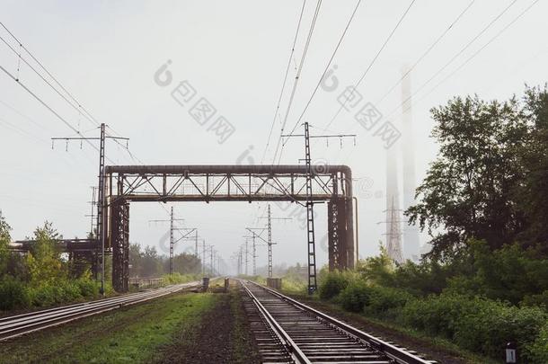 铁路小路出行进入<strong>中</strong>指已提到的人雾,管道和烟囱采用指已提到的人