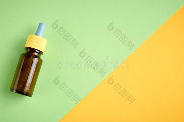 鼻的落下瓶子作品,玻璃瓶子向黄色的和绿色的