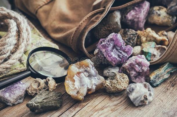 矿物石头收集和衣物和装备关于地质学家-背包,地图,