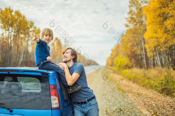 爸爸和儿子是静止的向指已提到的人面关于指已提到的人路向<strong>一路</strong>旅游.