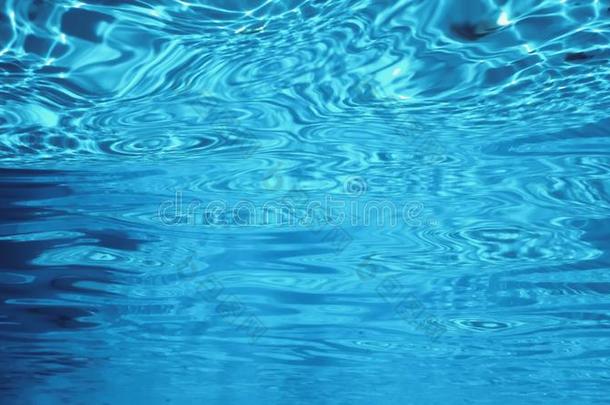 水表面在水中的,游泳水池表面水背景